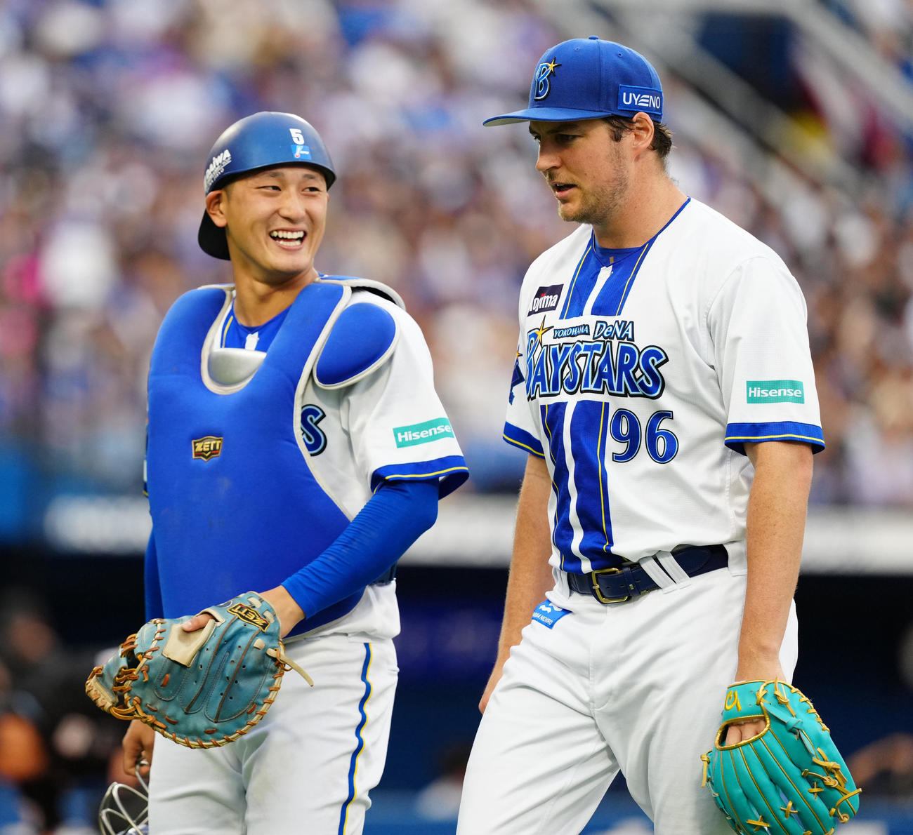 DeNA対中日　1回表終了後、DeNA捕手松尾（左）と言葉を交わしながらベンチに引き揚げる先発のバウアー（撮影・江口和貴）