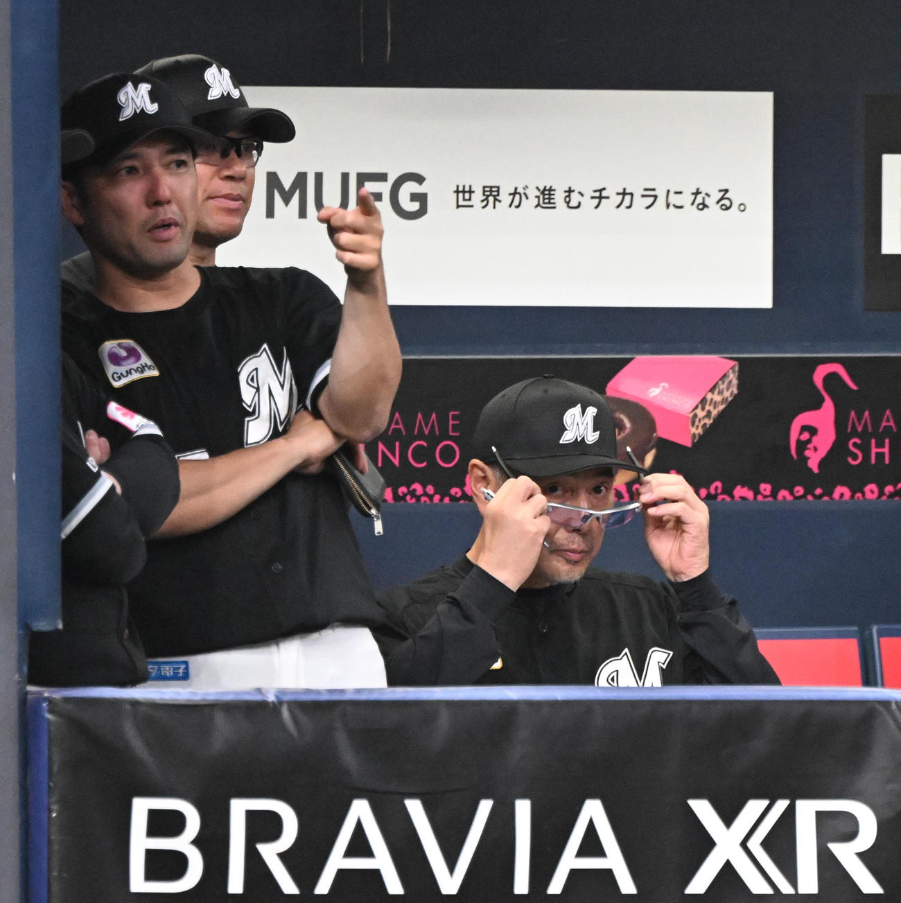 オリックス対ロッテ　6回、勝ち越しを許し厳しい表情のロッテ吉井監督（撮影・和賀正仁）