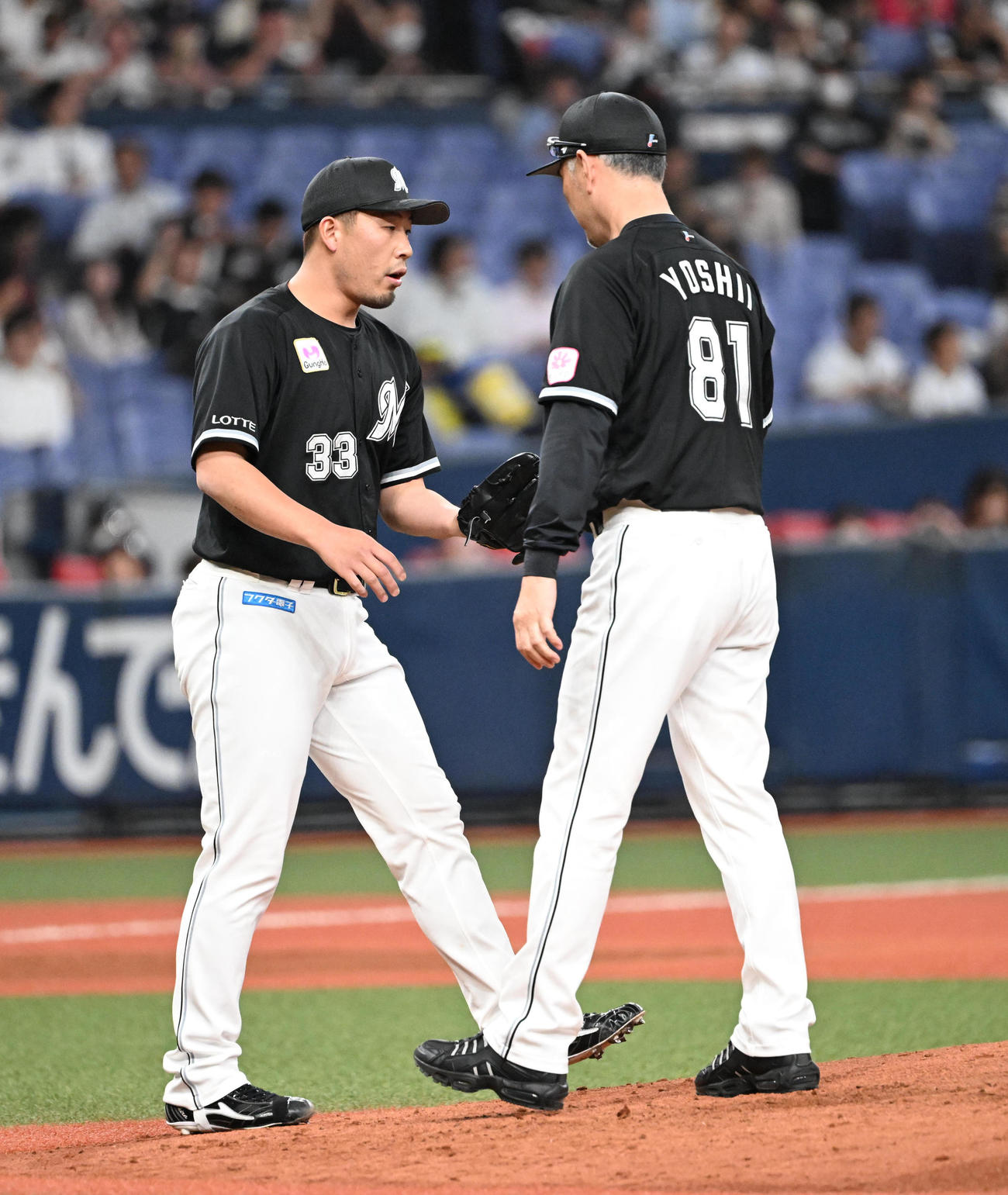オリックス対ロッテ　6回、勝ち越しを許し西野から八木にスイッチするロッテ吉井監督（撮影・和賀正仁）