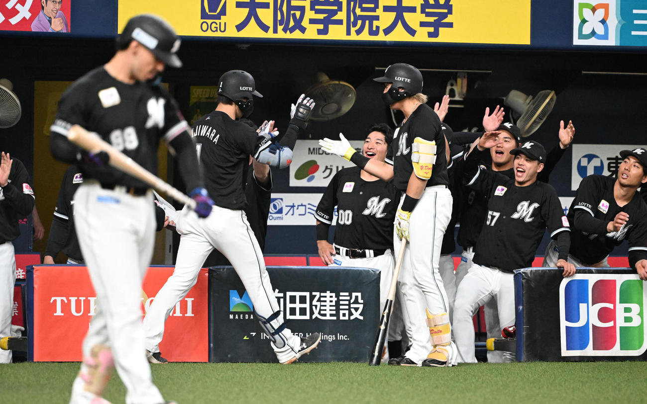 オリックス対ロッテ　6回表ロッテ1死、右越えに本塁打を放った藤原はナインに迎えられる（撮影・和賀正仁）