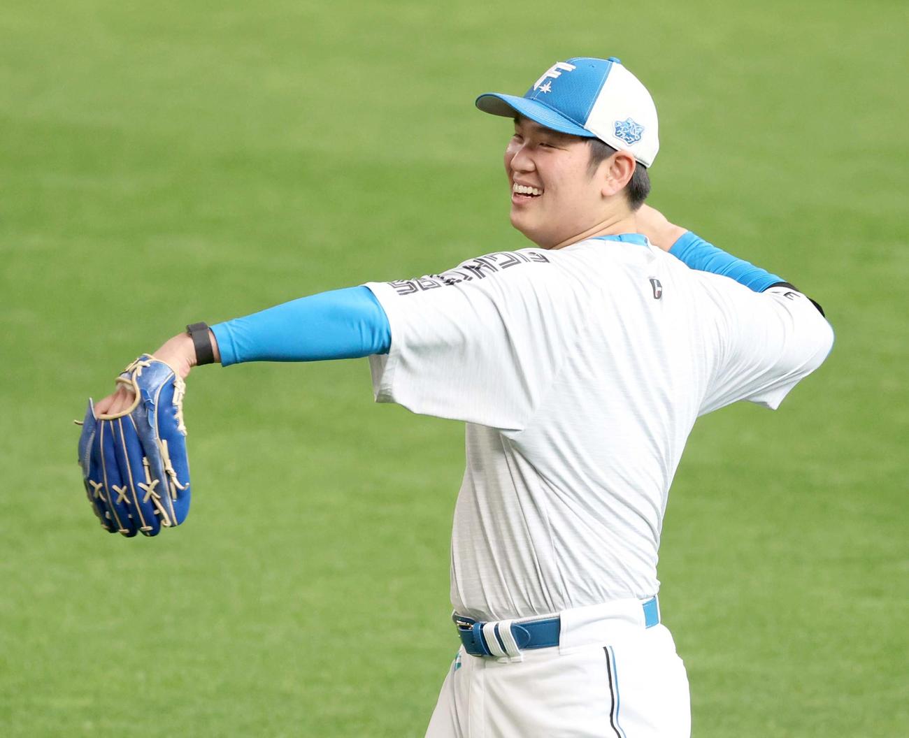 日本ハム対ソフトバンク　笑顔でキャッチボールする古林睿煬（撮影・黒川智章）