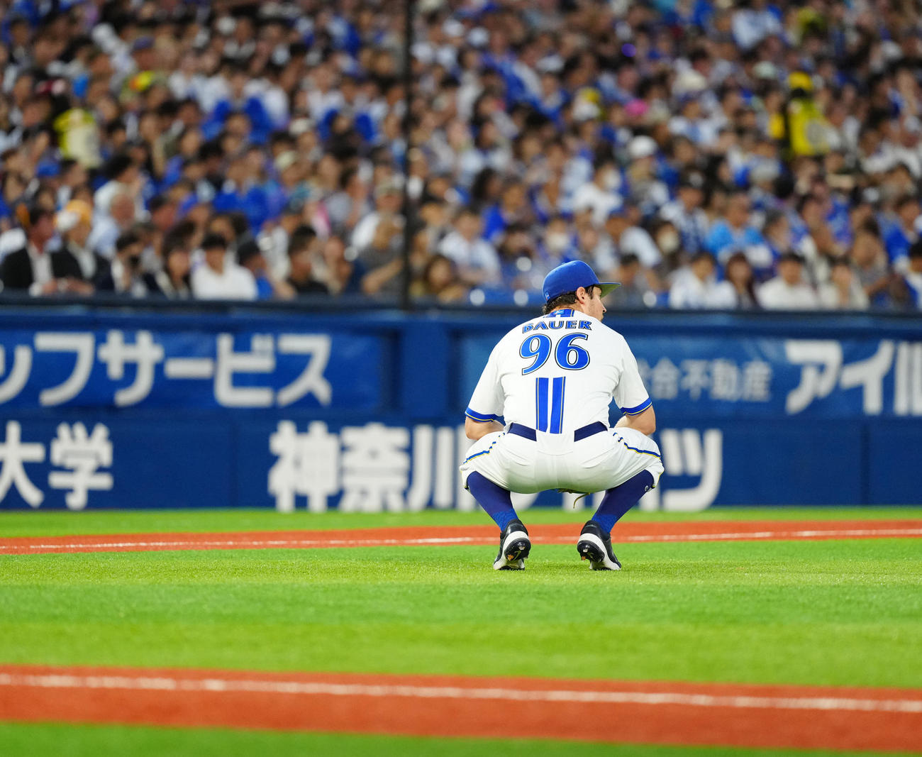 DeNA対中日　4回表中日2死一、二塁、田中に適時打を浴び、しゃがみ込むバウアー（撮影・江口和貴）