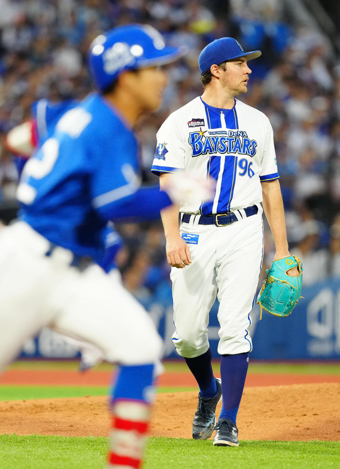 DeNA対中日　4回表中日2死一、二塁、田中（手前）に適時打を浴びるバウアー（撮影・江口和貴）