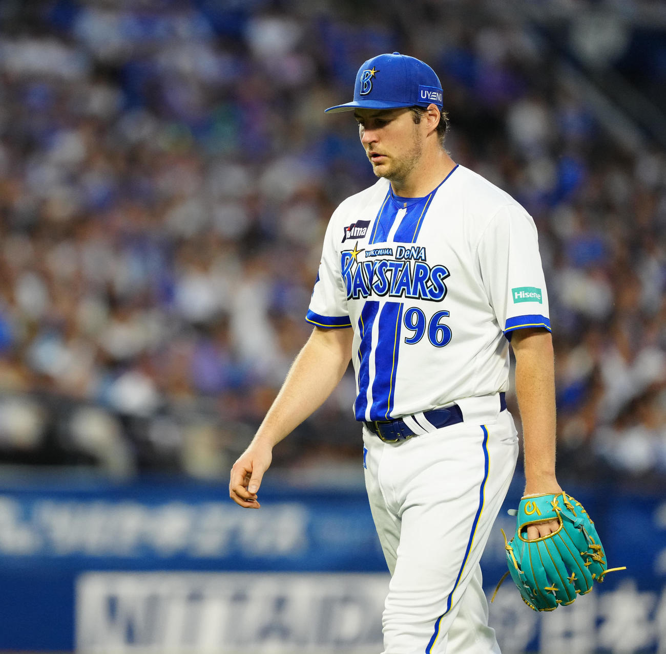 DeNA対中日　4回表終了後、ベンチに引き揚げるDeNA先発のバウアー（撮影・江口和貴）