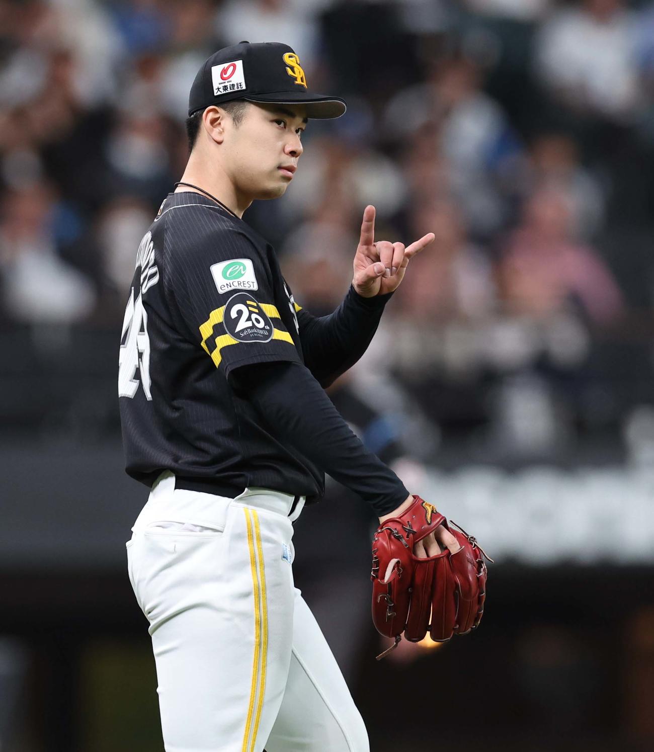 日本ハム対ソフトバンク　2回裏日本ハム無死一塁、郡司を投ゴロの併殺にとる松本晴（撮影・黒川智章）