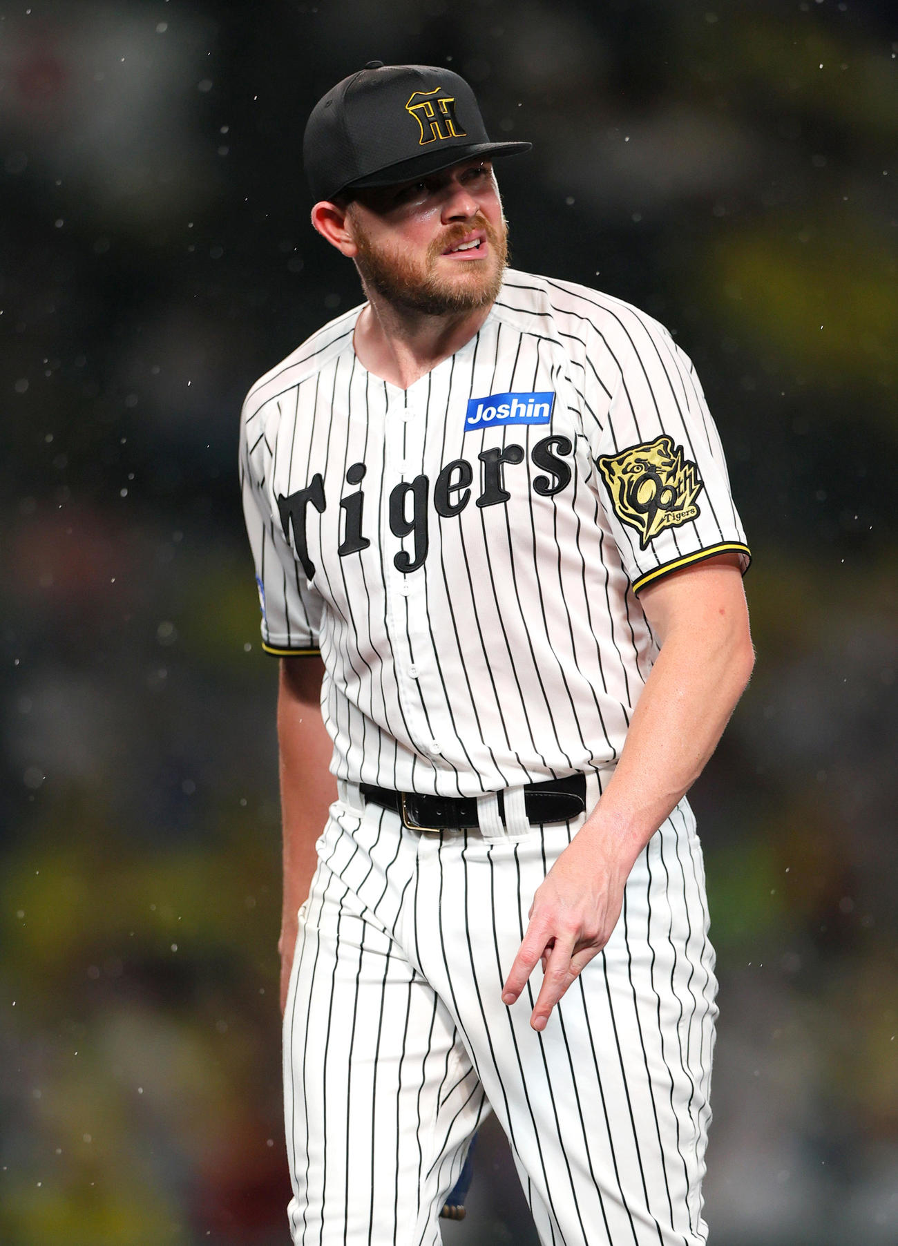 阪神対巨人　4回表巨人無死一、二塁、ビーズリーは浅野に左適時二塁打を浴び降板する（撮影・上山淳一）
