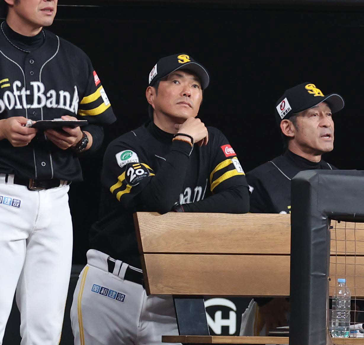 日本ハム対ソフトバンク　試合を見つめる小久保監督（撮影・黒川智章）