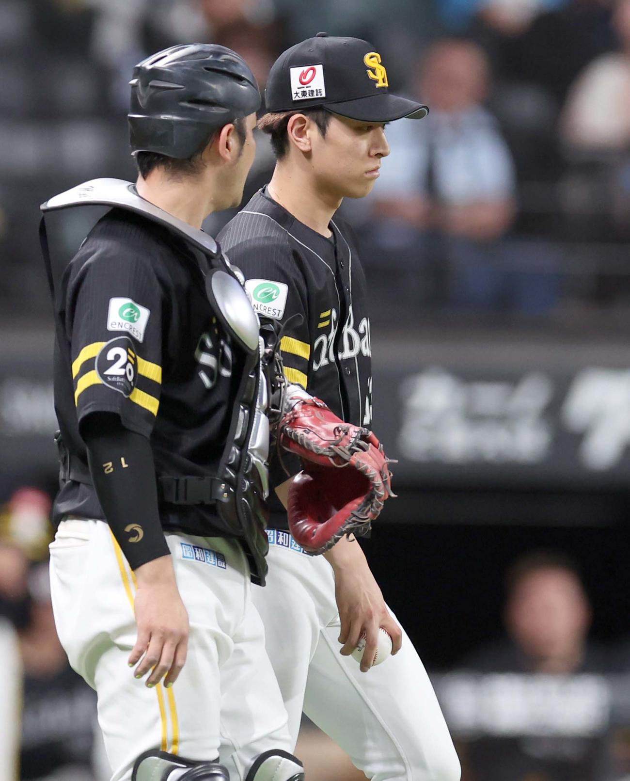 日本ハム対ソフトバンク　9回裏、満塁のピンチで渋い表情の大山（右）（撮影・黒川智章）