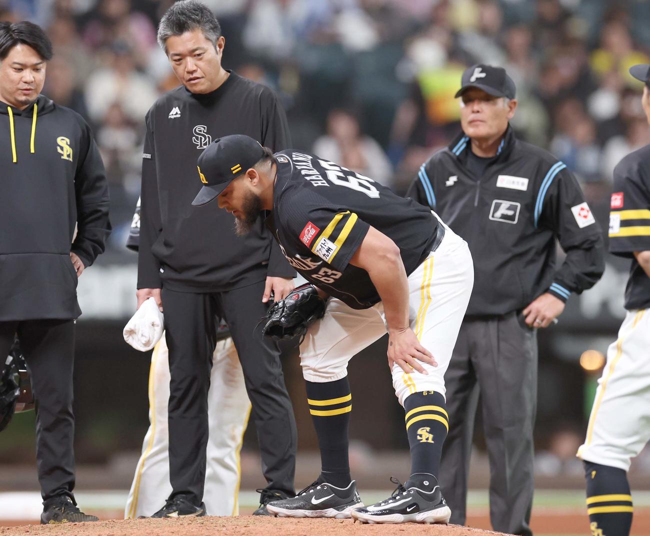 日本ハム対ソフトバンク　6回裏、マウンド上で違和感を感じるヘルナンデス（撮影・黒川智章）
