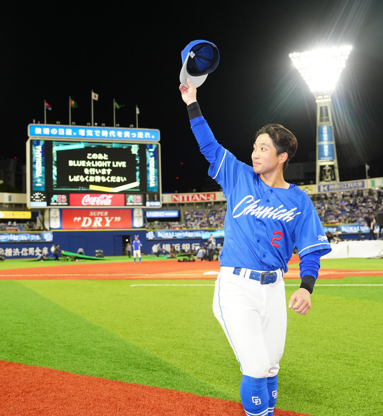 DeNA対中日　試合後、ファンの声援に応える中日田中（撮影・江口和貴）