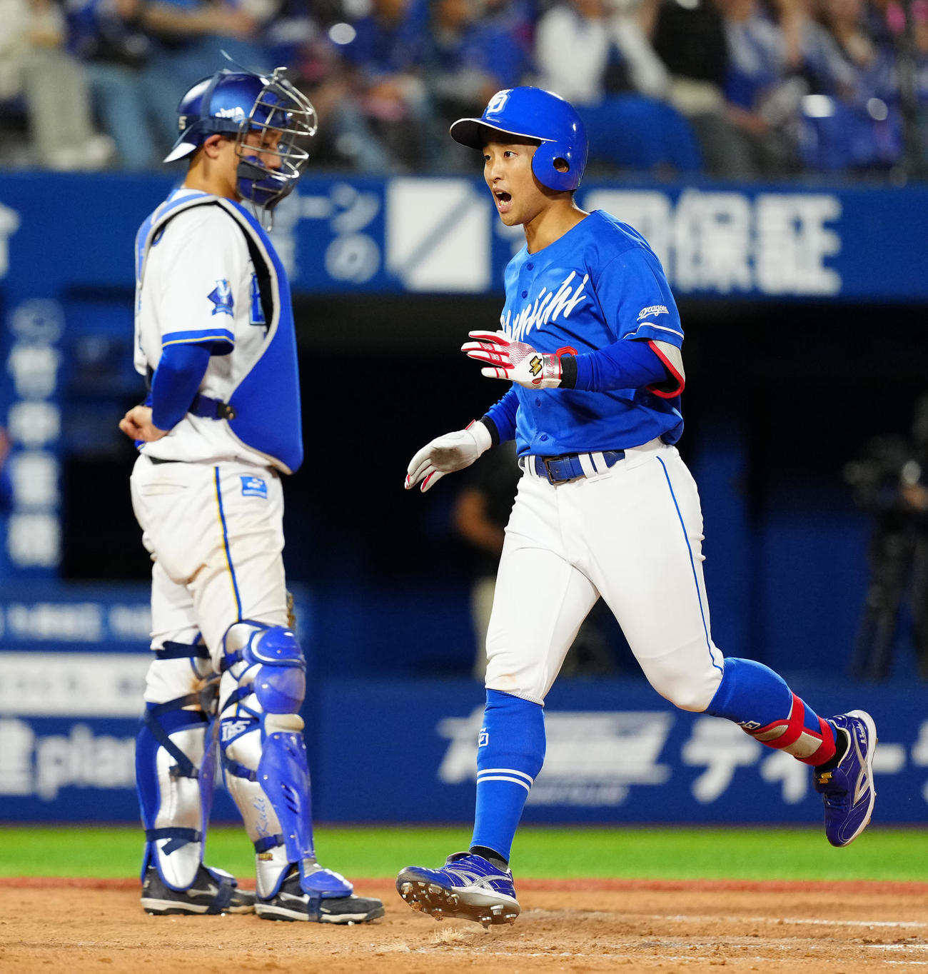 DeNA対中日　9回表中日1死、ソロ本塁打を放ち生還する田中（右）（撮影・江口和貴）
