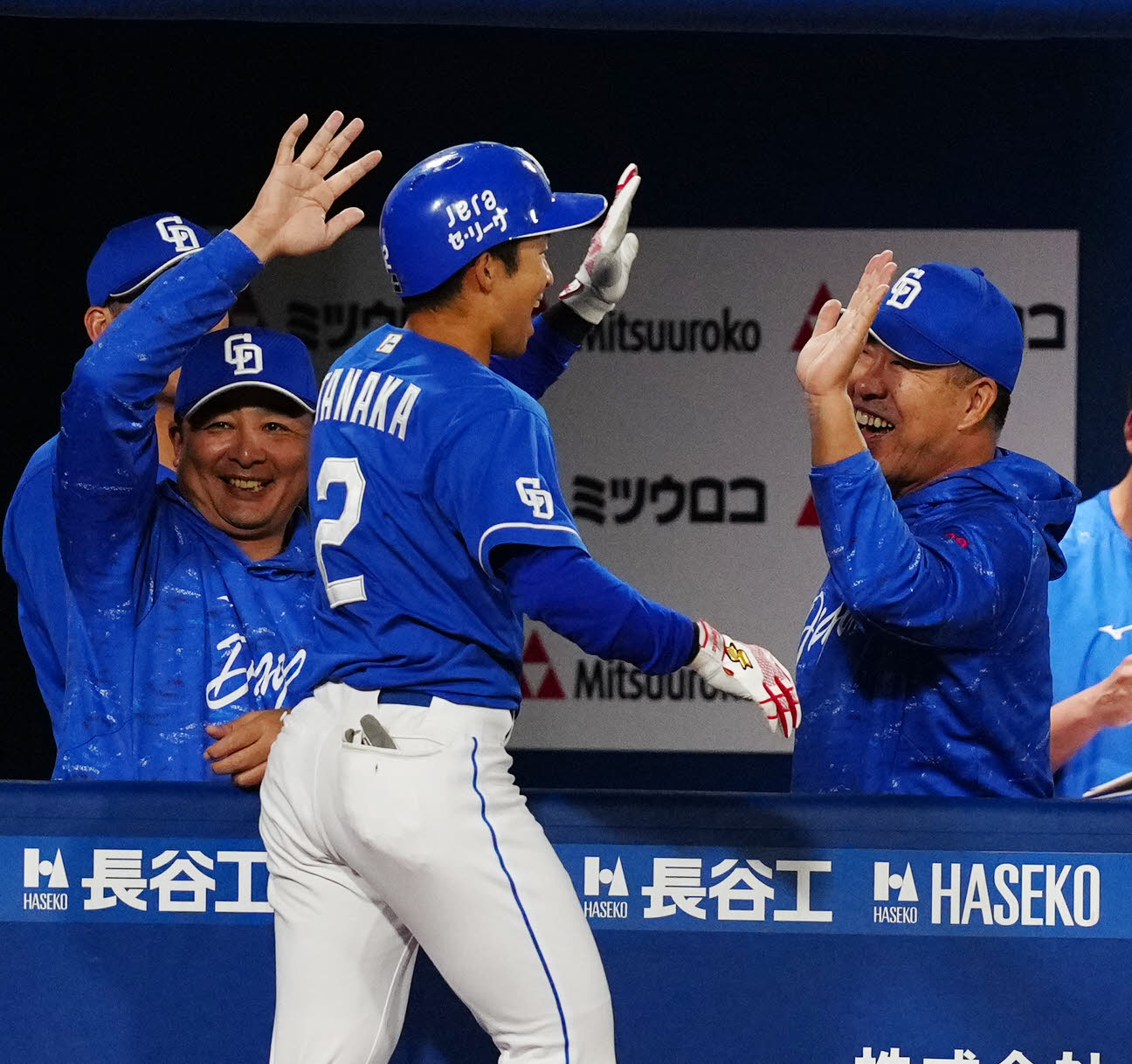 DeNA対中日　9回表中日1死、ソロ本塁打を放った田中（中央）を笑顔で迎える井上監督（右）（撮影・江口和貴）