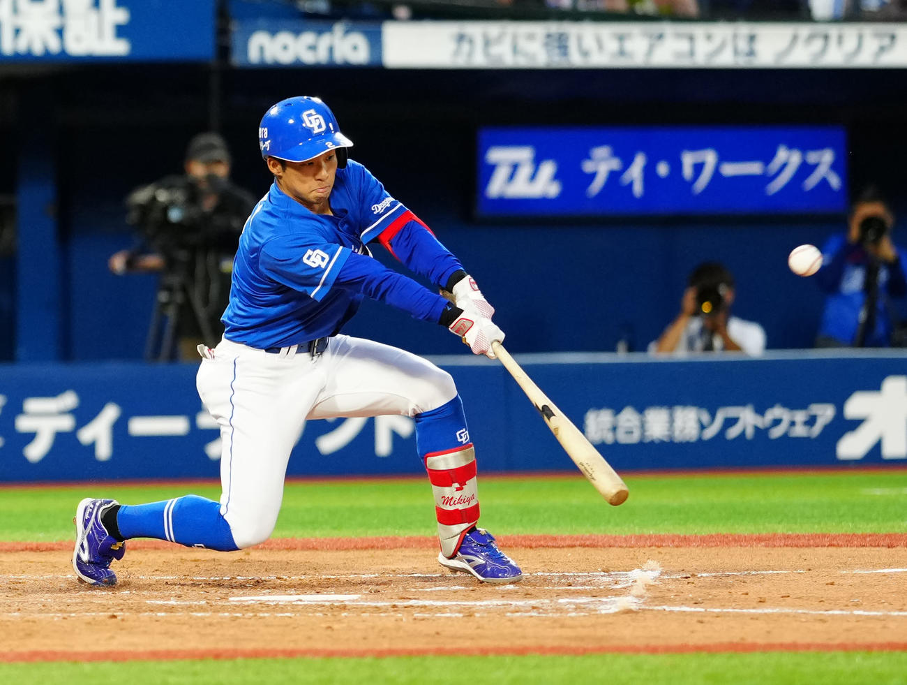 DeNA対中日　4回表中日2死一、二塁、適時打を放つ田中（撮影・江口和貴）