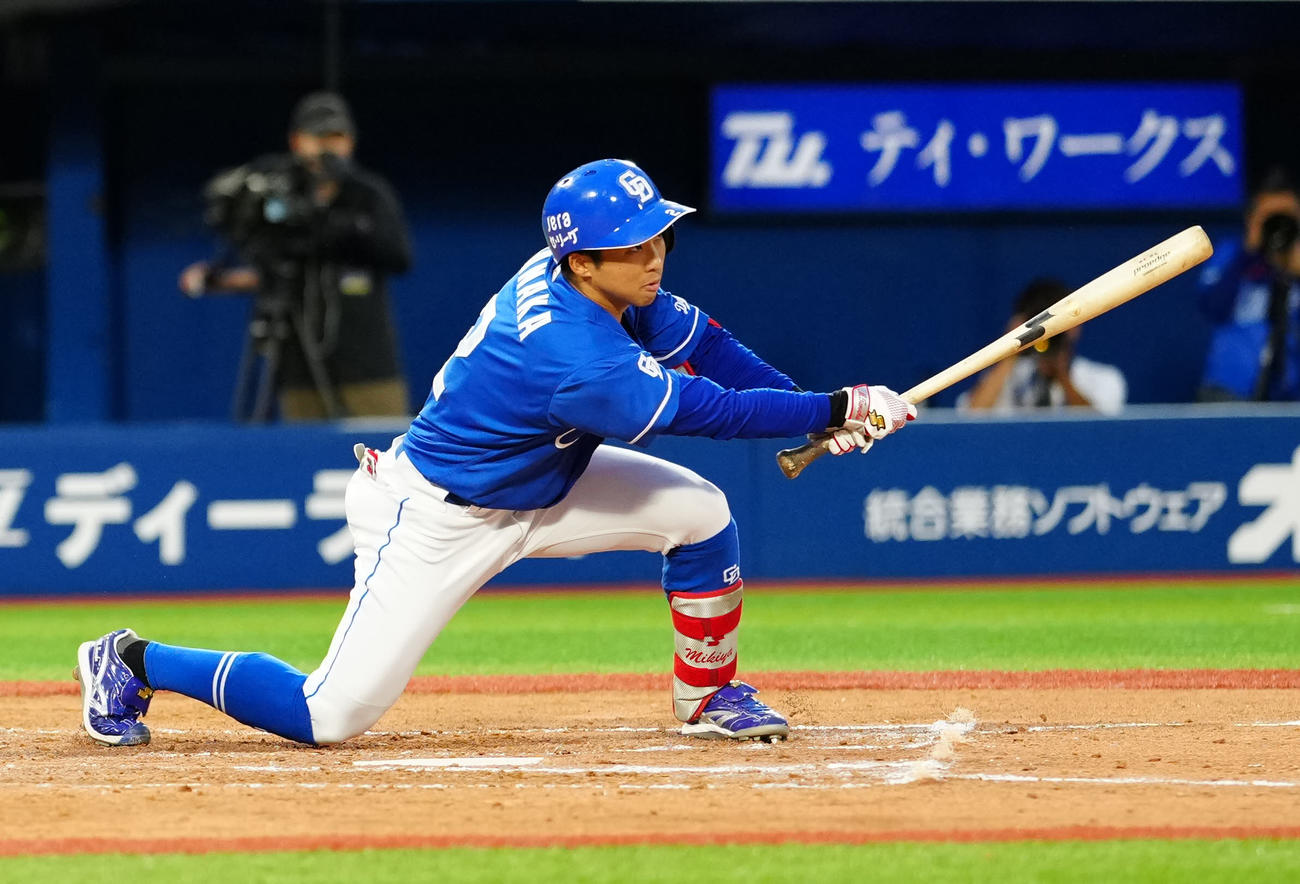 DeNA対中日　4回表中日2死一、二塁、適時打を放つ田中（撮影・江口和貴）