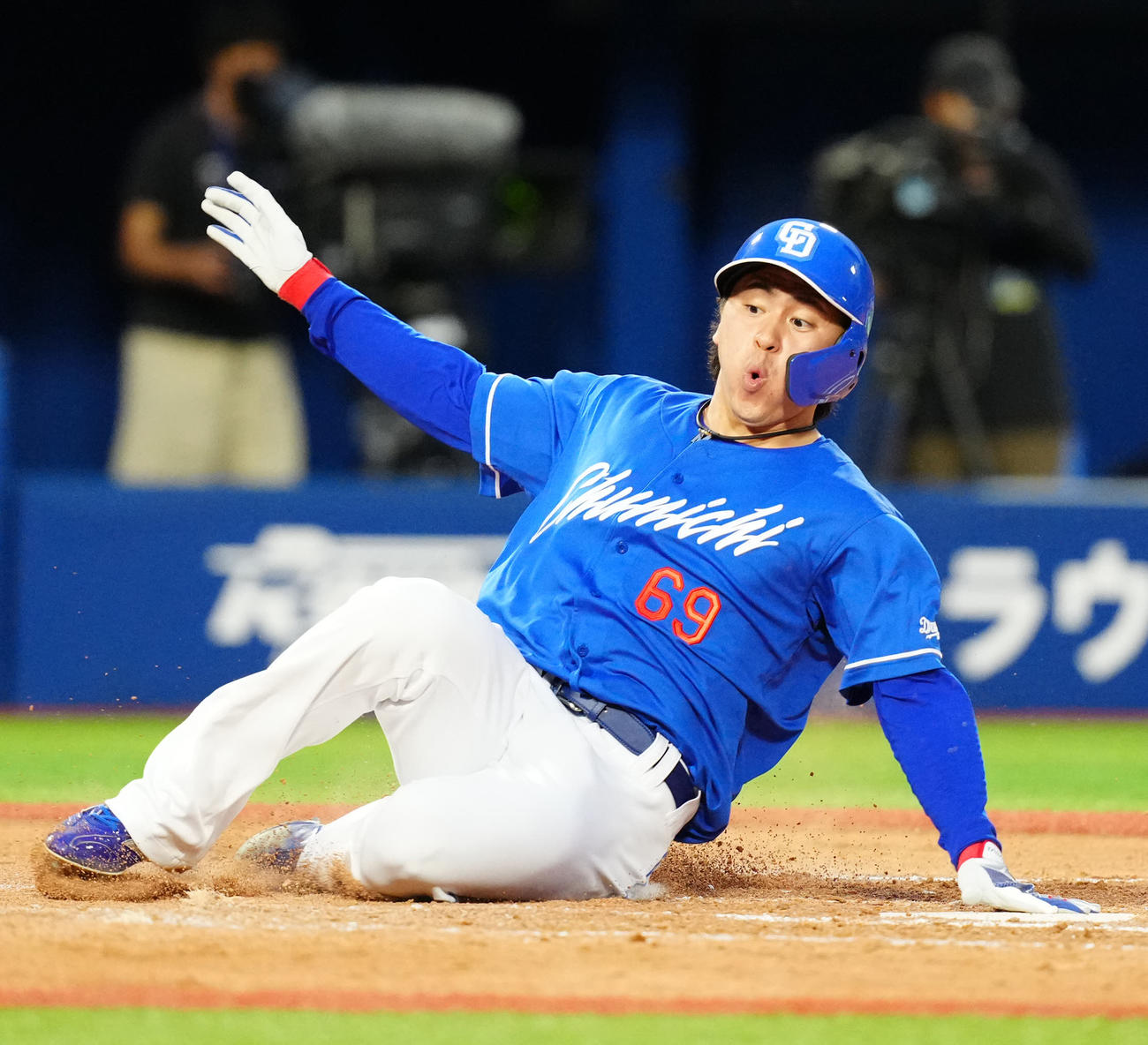DeNA対中日　4回表中日2死一、二塁、田中の適時打で生還する三浦（撮影・江口和貴）