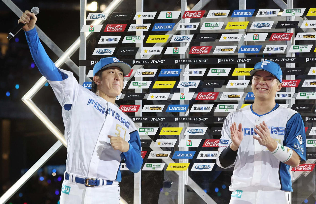 日本ハム対ソフトバンク　ヒーローインタビューで「さいこうきで～す」と叫びガッツポーズの北山。右は郡司（撮影・黒川智章）