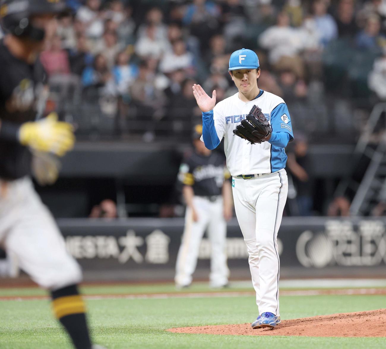 日本ハム対ソフトバンク　6回表ソフトバンク2死一塁、中村を三振にとりグラブをたたく北山（撮影・黒川智章）