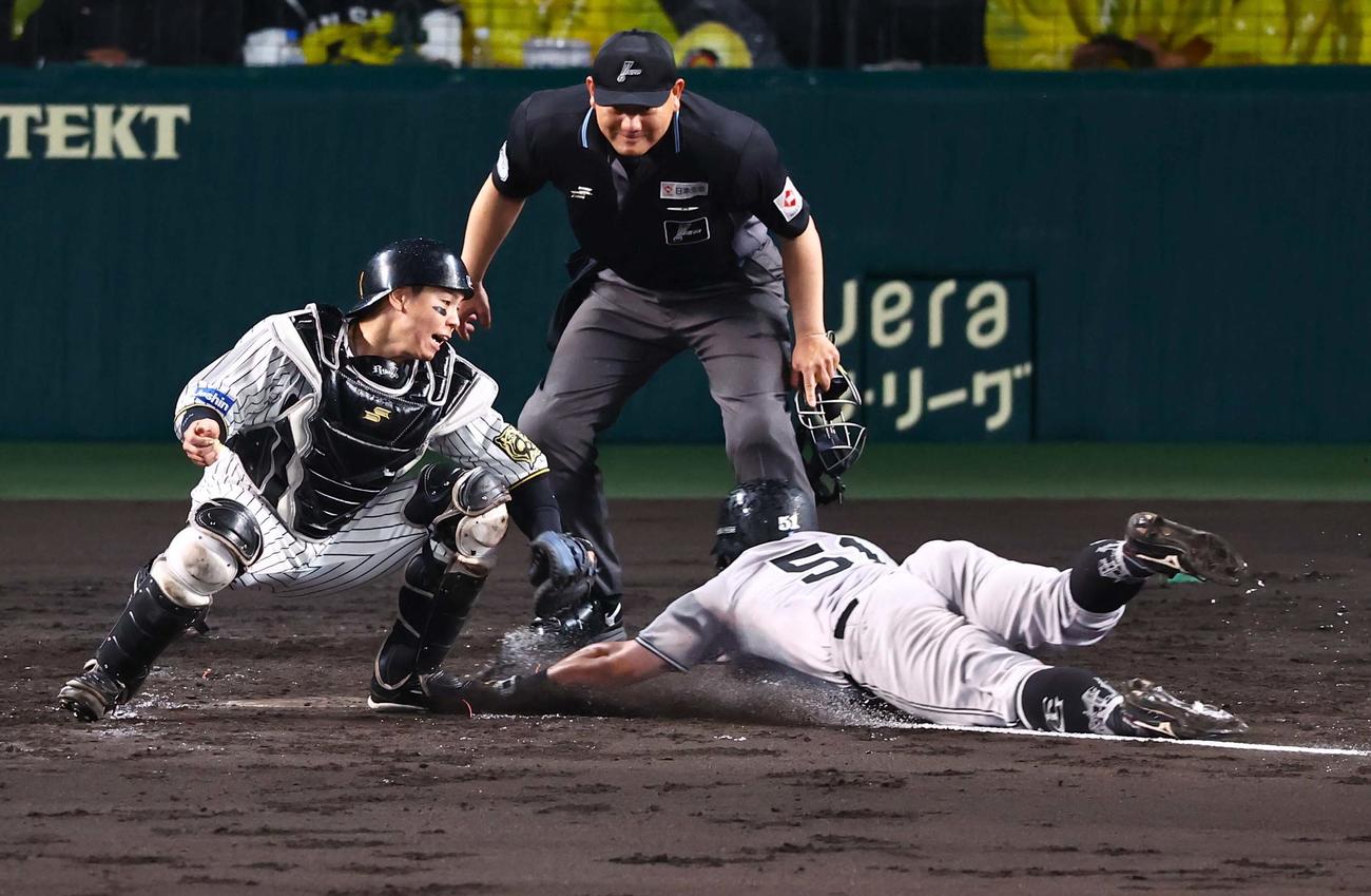 阪神対巨人　4回表巨人1死三塁、井上の遊ゴロの間に生還する浅野。アウトの判定もリクエストでセーフとなる（撮影・上田博志）