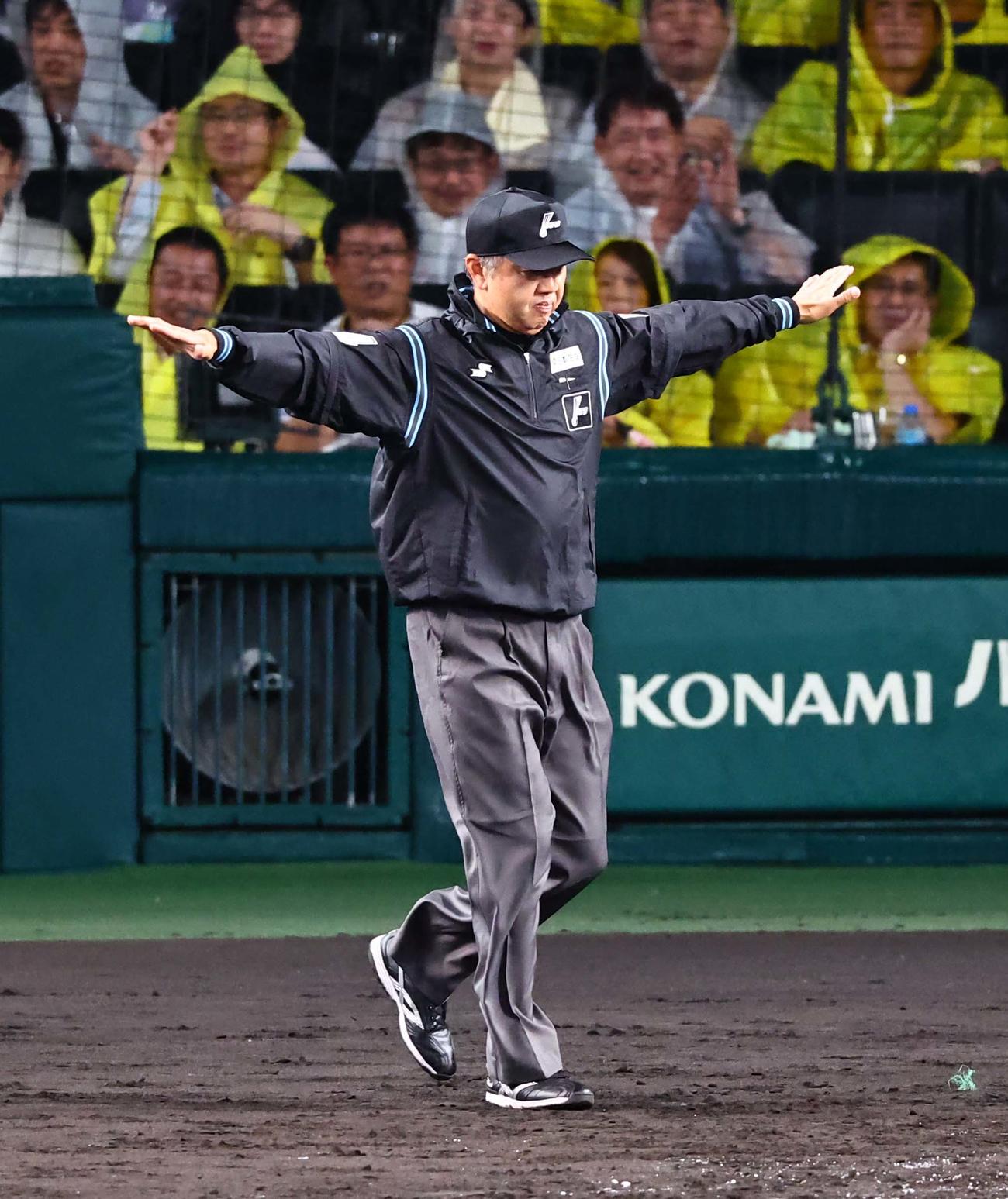 阪神対巨人　4回表巨人1死三塁、浅野のアウトの判定はリクエストでセーフとなる（撮影・上田博志）