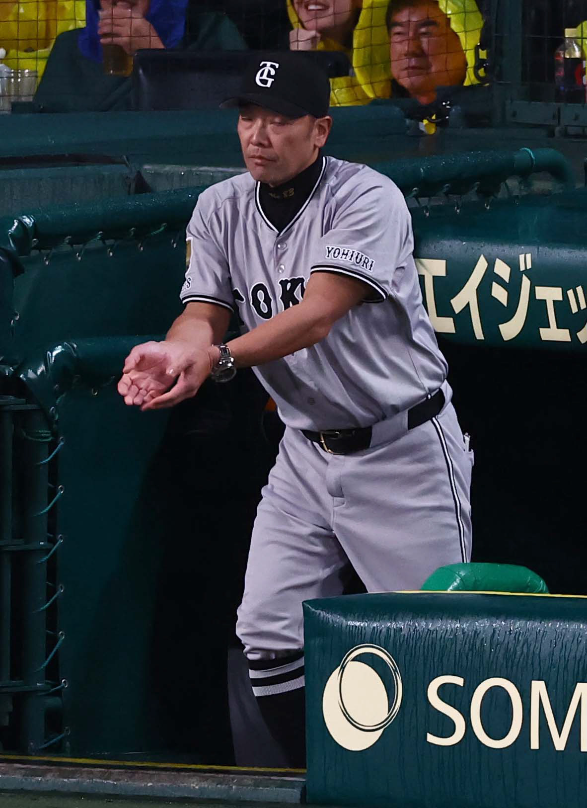 阪神対巨人　4回表巨人1死三塁、浅野のアウトの判定にリクエストを要求する阿部監督（撮影・上田博志）