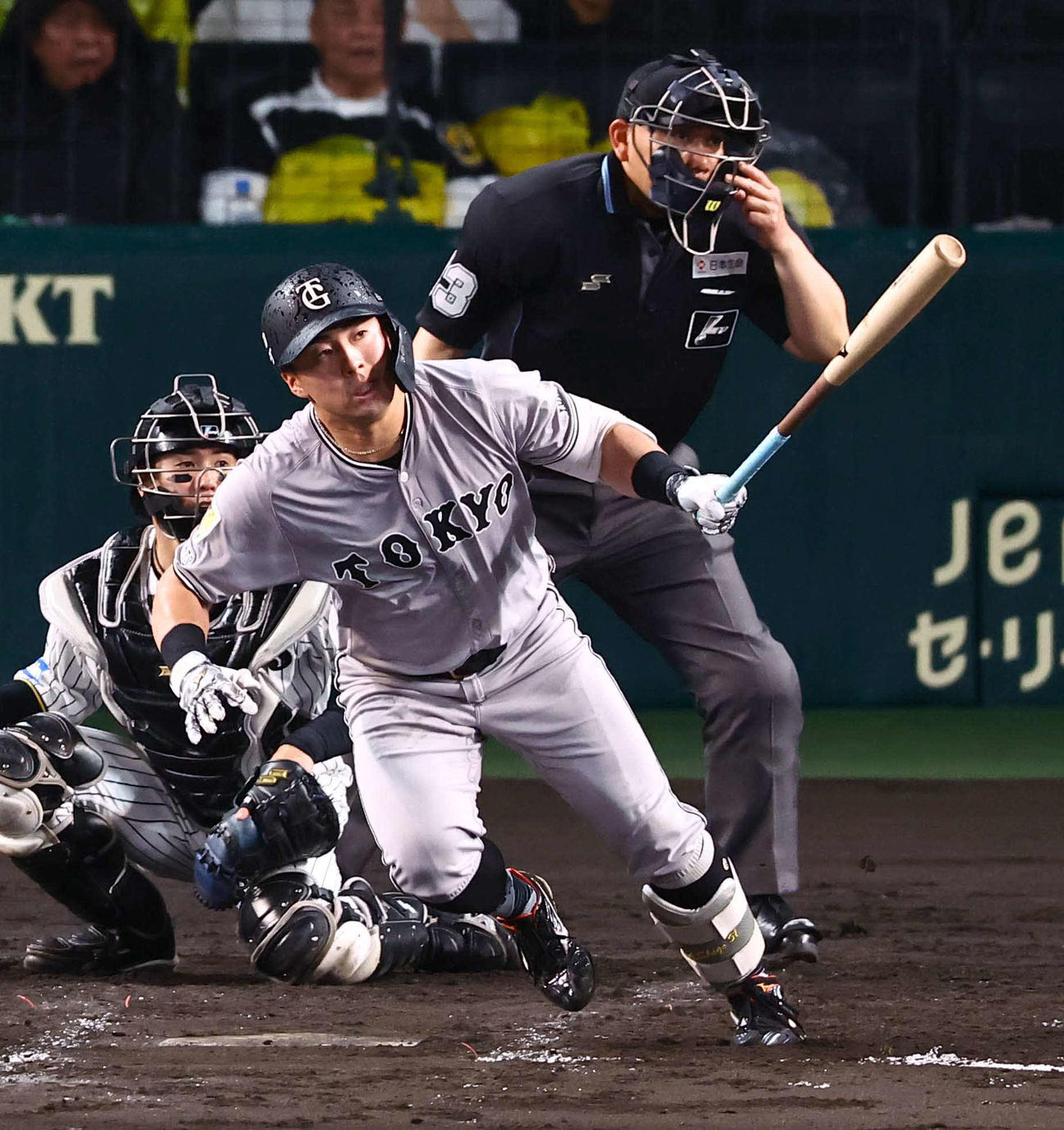 阪神対巨人　4回表巨人無死一、二塁、浅野は先生適時二塁打を放つ（撮影・上田博志）