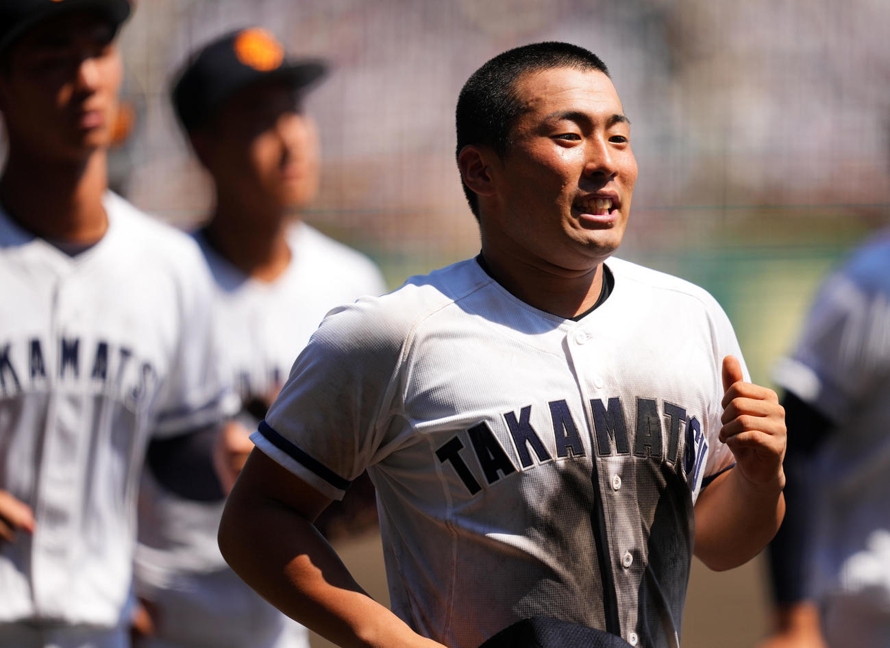 第104回全国高校野球選手権大会・第12日　準々決勝　高松商対近江　試合後、敗れた高松商の浅野翔吾は笑顔で甲子園を後にする（2022年8月18日撮影）