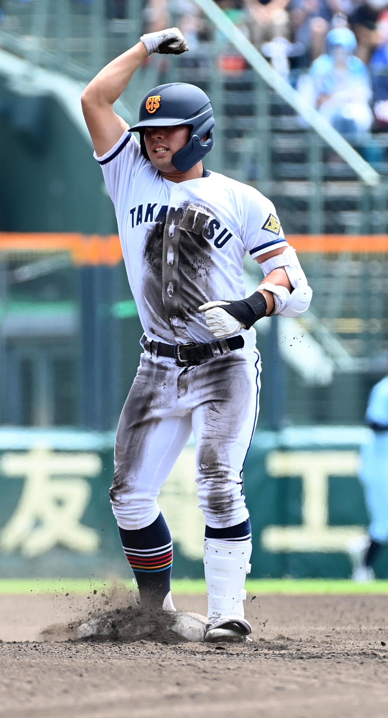 高松商対近江　1回表高松商無死、浅野翔吾は左二塁打を放ちガッツポーズ（2022年8月18日撮影）