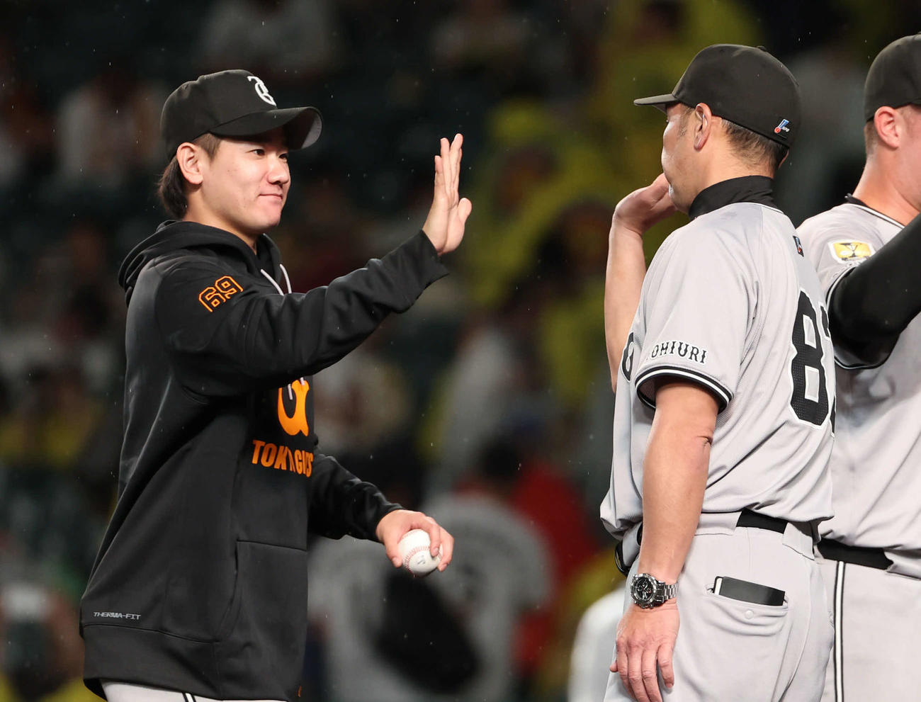 3勝目を挙げた巨人井上温大は阿部監督とタッチ