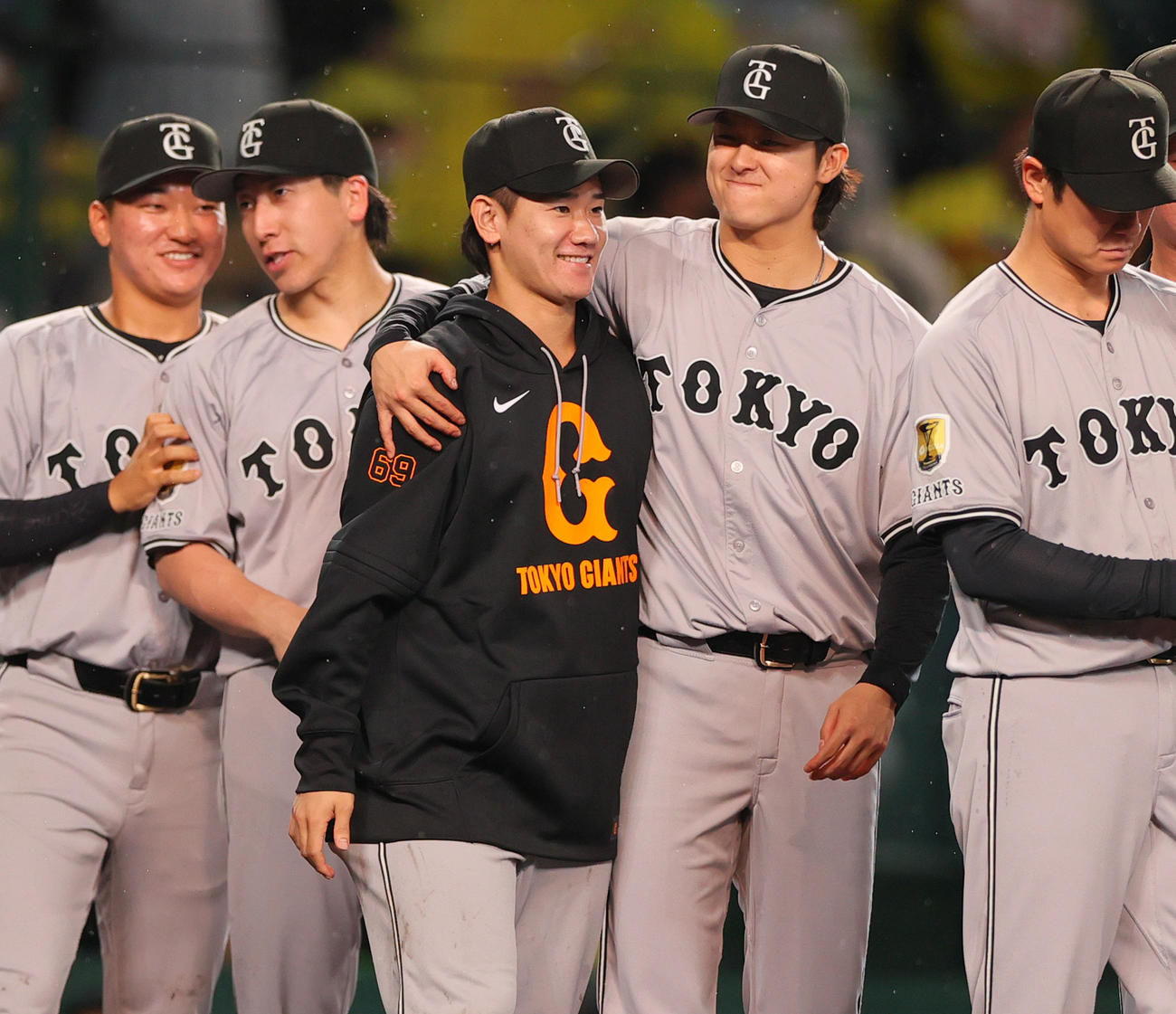 阪神対巨人　阪神に勝利し笑顔を見せる巨人井上（中央）（撮影・上山淳一）