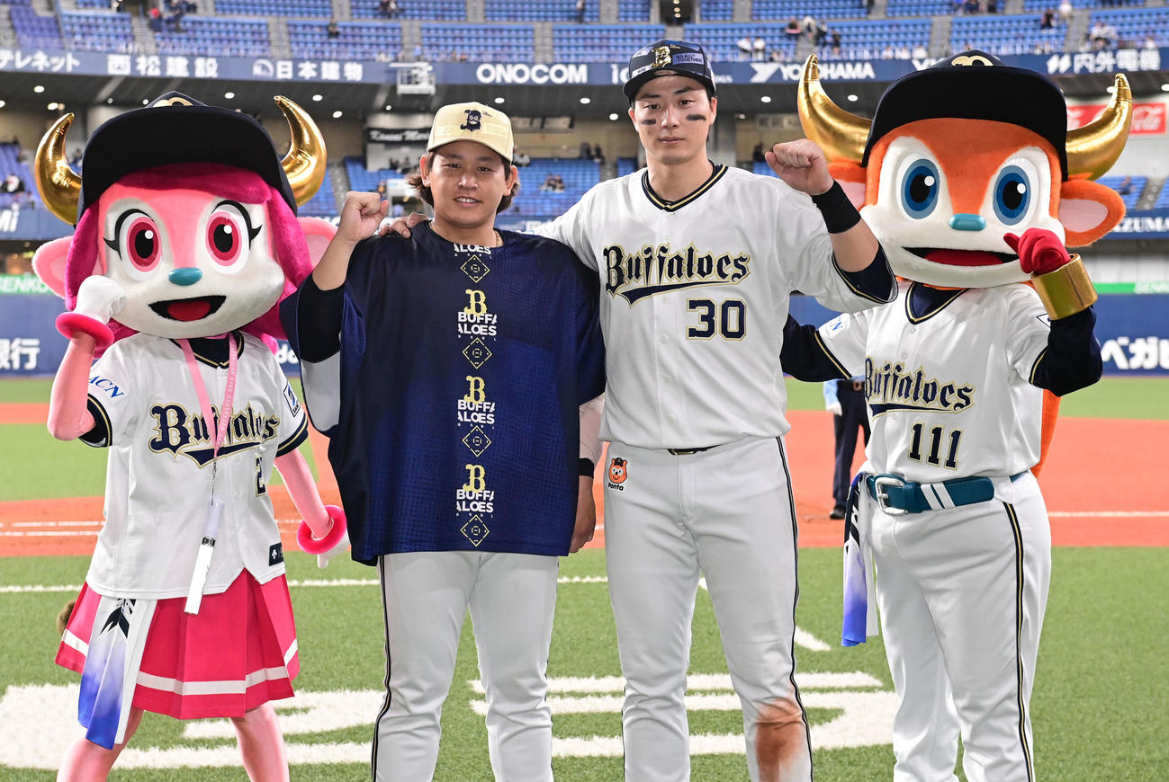 オリックス対ロッテ　ヒーローインタビュー後、ポーズを取る宮城（左）と広岡（撮影・和賀正仁）