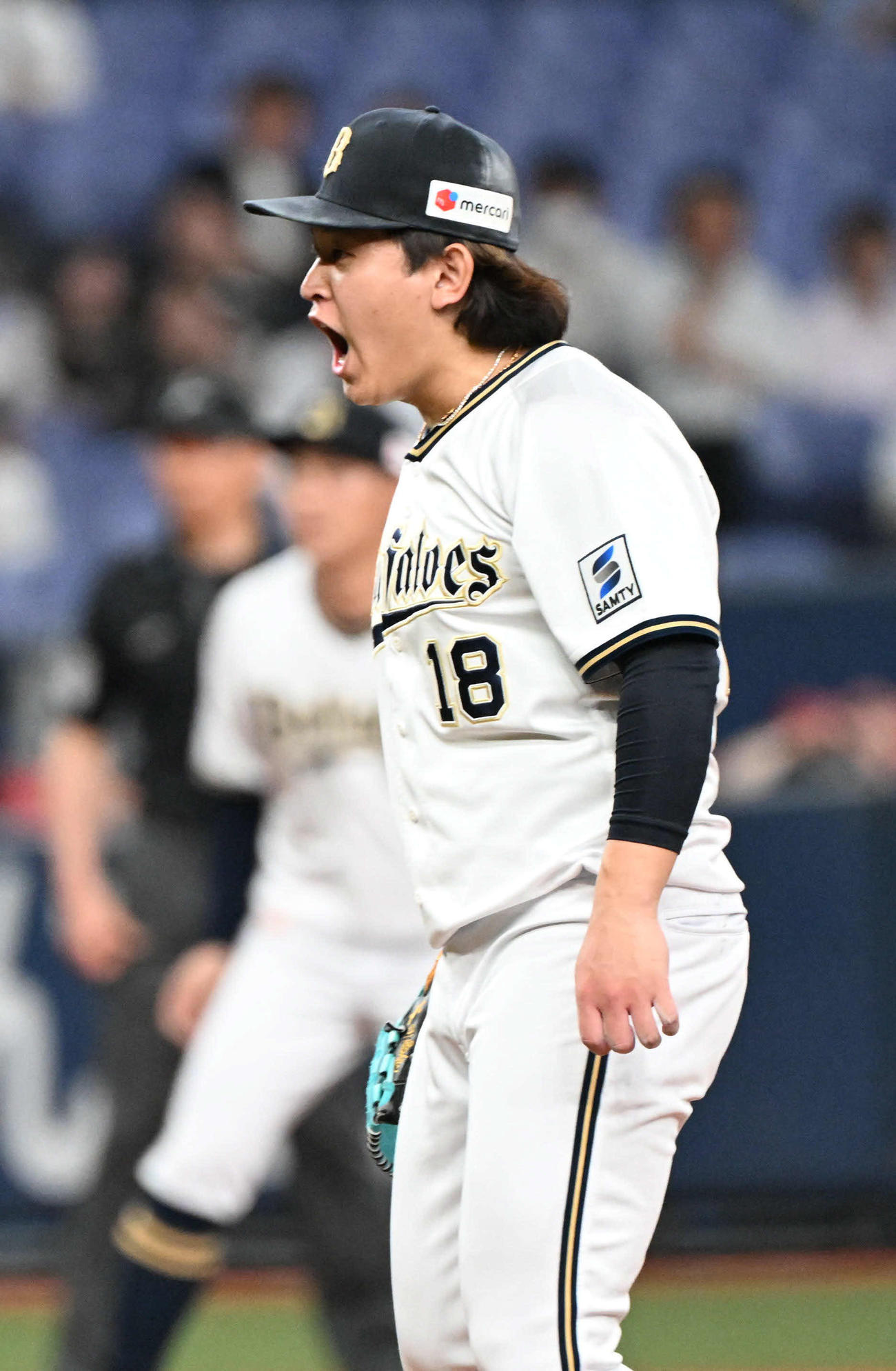 オリックス対ロッテ　3回表ロッテ2死満塁、藤原を空振り三振に仕留め声を張り上げる宮城（撮影・和賀正仁）