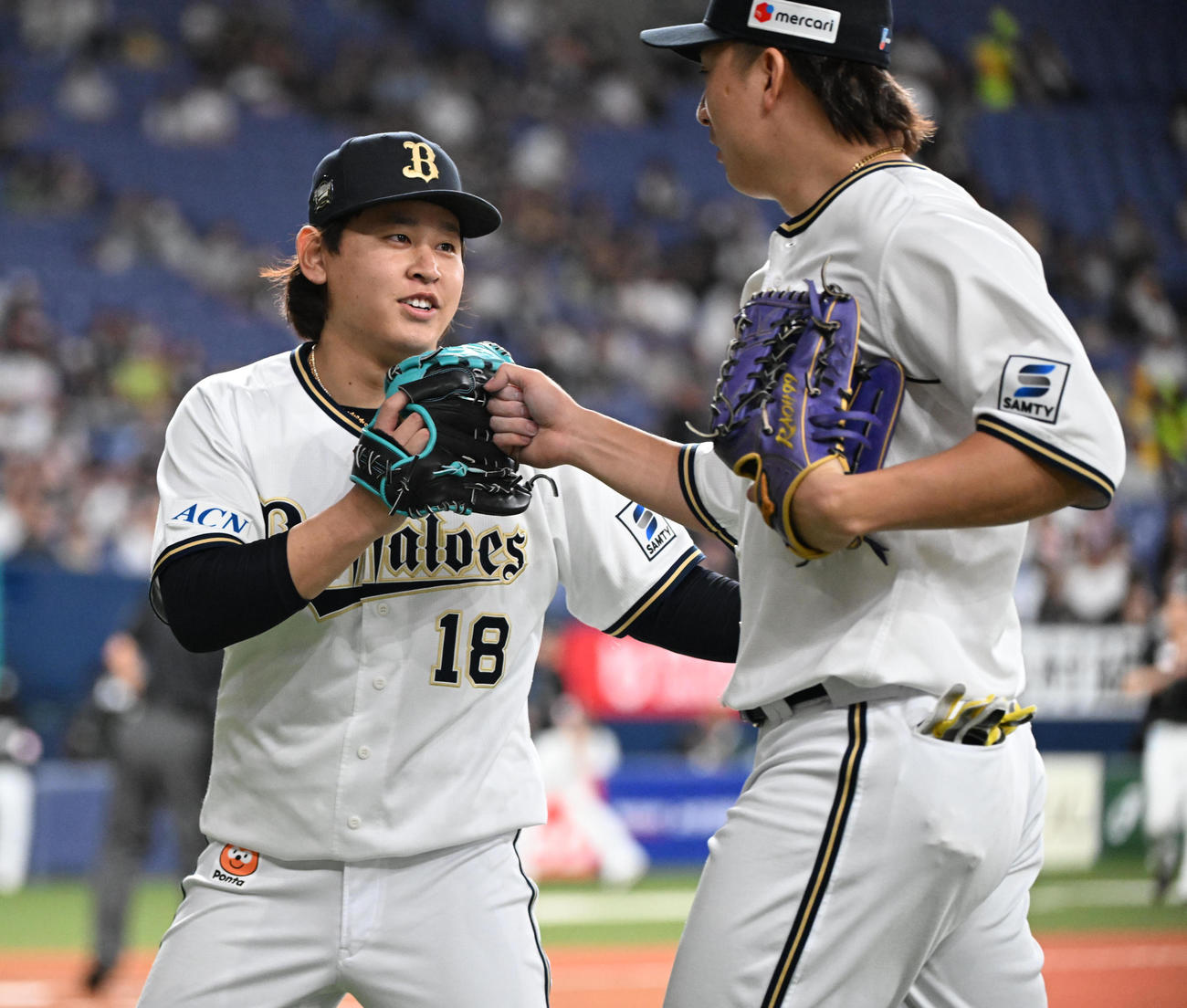 オリックス対ロッテ　初回、岡の打球を好捕した杉本（右）とタッチするオリックス宮城（撮影・和賀正仁）