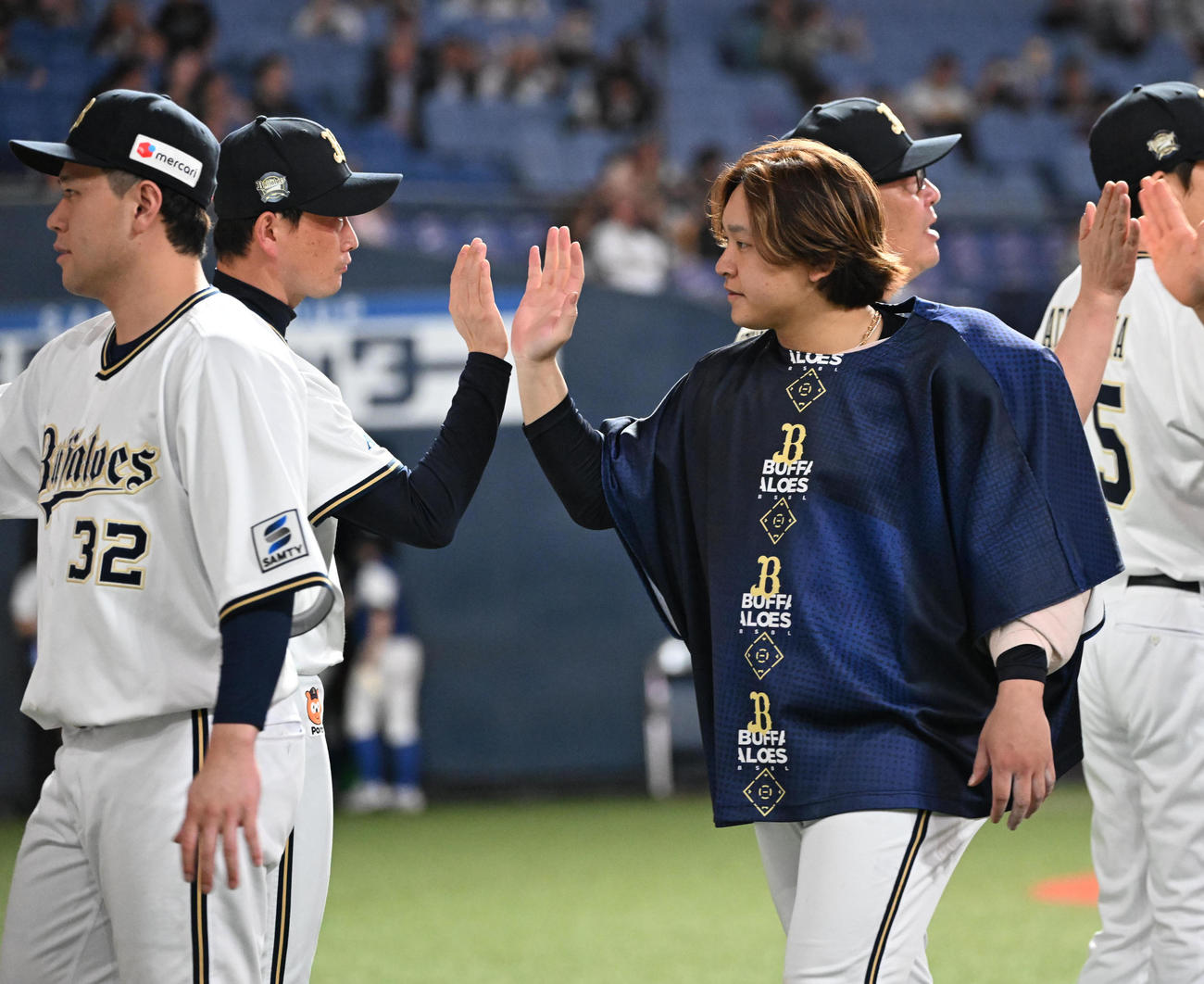 オリックス対ロッテ　ロッテに勝利しタッチを交わす宮城（右）とオリックス岸田監督（撮影・和賀正仁）
