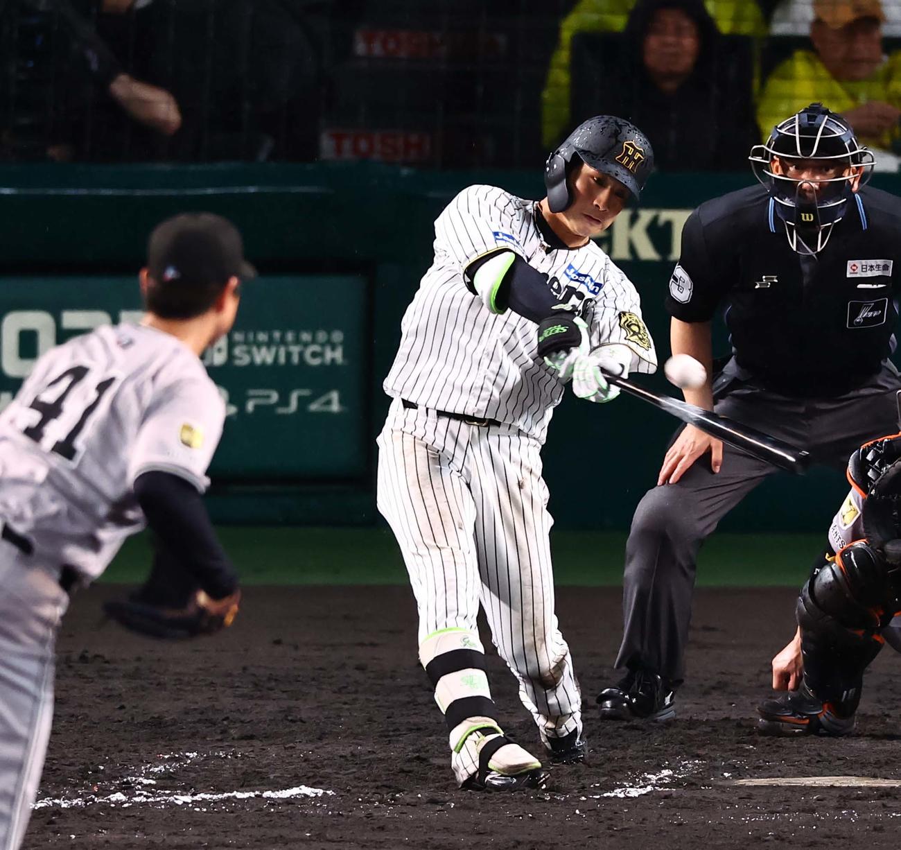阪神対巨人　7回裏阪神無死一塁、木浪は適時三塁打を放つ（撮影・上田博志）
