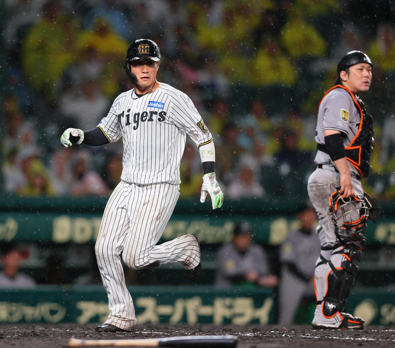 阪神対巨人　7回裏阪神2死三塁、三走木浪（左）は中野は三塁適時内野安打で生還する。右は捕手甲斐（撮影・上山淳一）