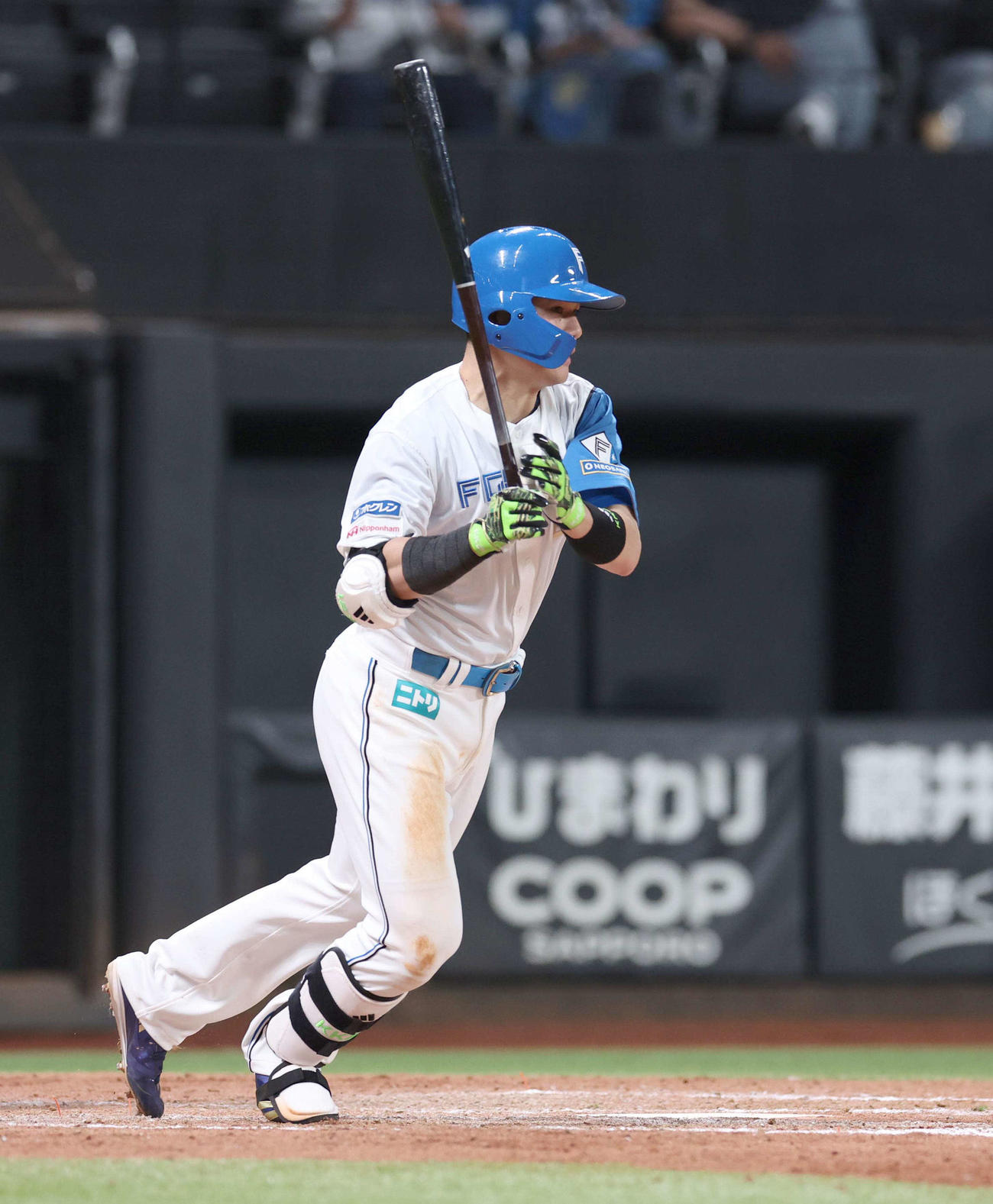 日本ハム対ソフトバンク　9回裏日本ハム1死一塁、右前打を放つ清宮幸（撮影・黒川智章）
