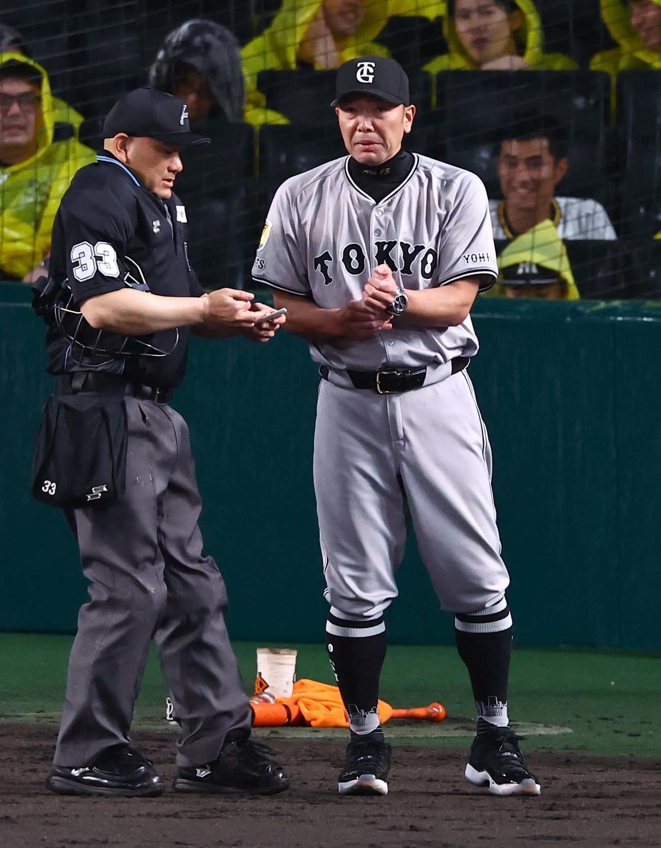 阪神対巨人　選手交代を告げる阿部監督（撮影・上田博志）