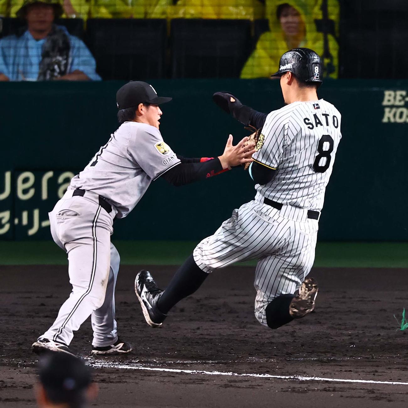 阪神対巨人　4回裏阪神1死一、三塁、佐藤輝（右）は前川の投ゴロで生還を狙うも憤死する（撮影・上田博志）