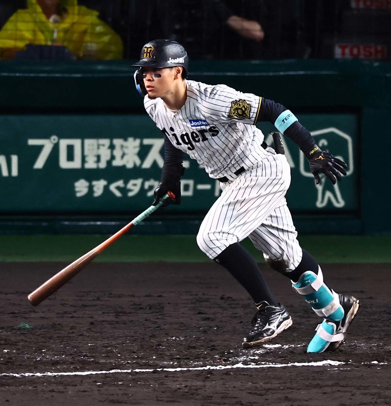 阪神対巨人　6回裏阪神2死、佐藤輝は二塁打を放つ（撮影・上田博志）