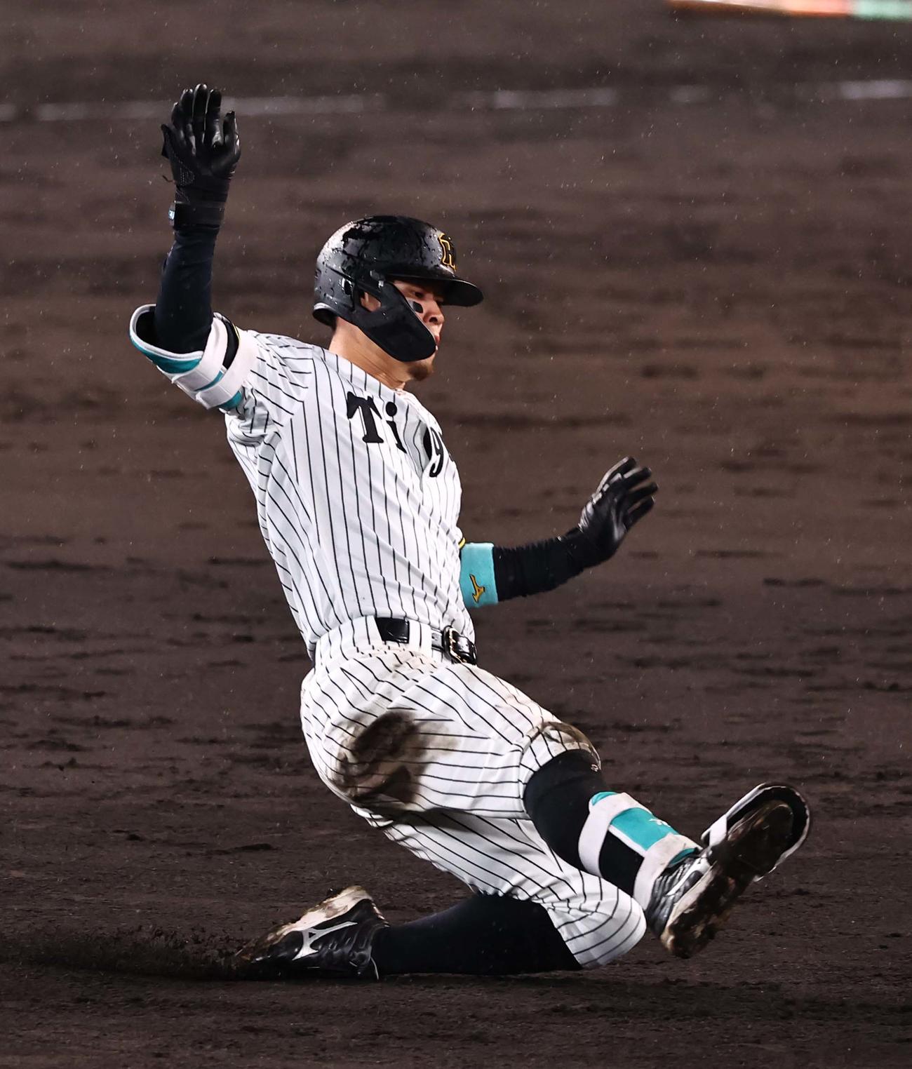 阪神対巨人　6回裏阪神2死、佐藤輝は二塁打を放つ（撮影・上田博志）