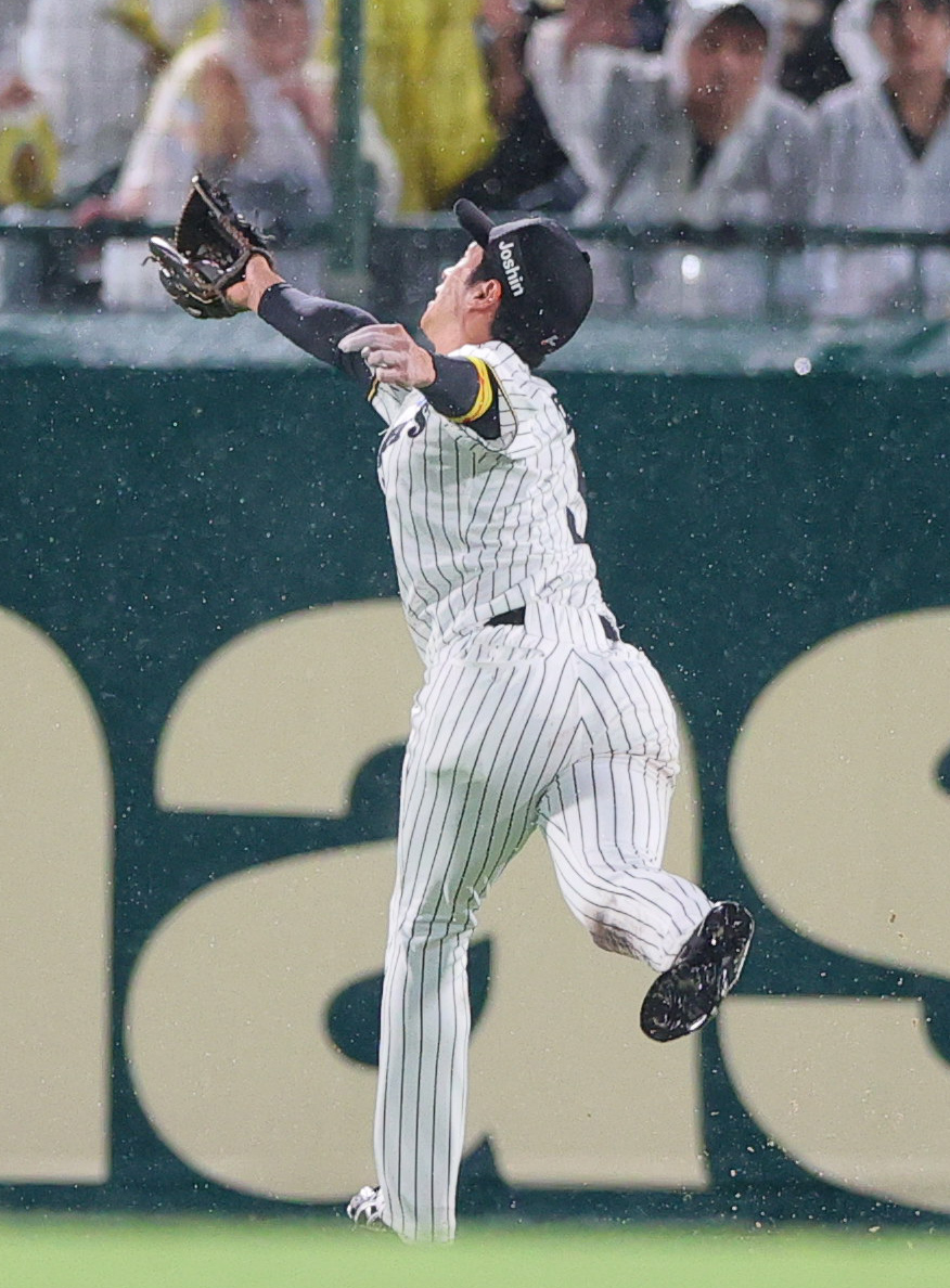 阪神対巨人　5回表巨人2死一、二塁、近本は井上の中飛を好捕する（撮影・上山淳一）