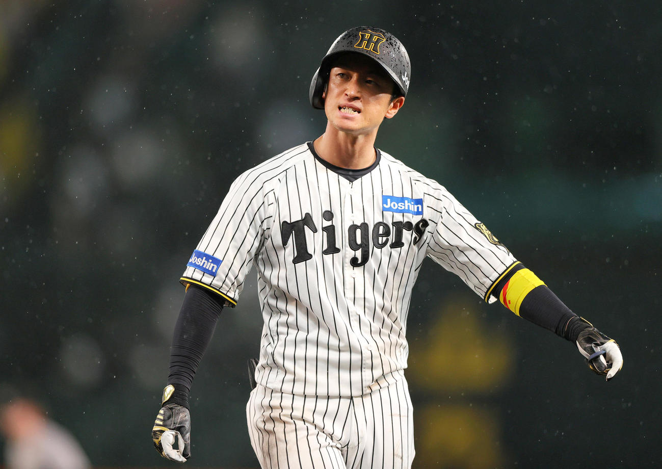 阪神対巨人　5回裏阪神2死、近本は二ゴロに倒れ悔しがる（撮影・上山淳一）