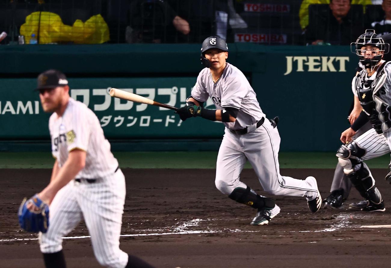 阪神対巨人　3回表巨人1死一塁、吉川は中前打を放つ（撮影・上田博志）