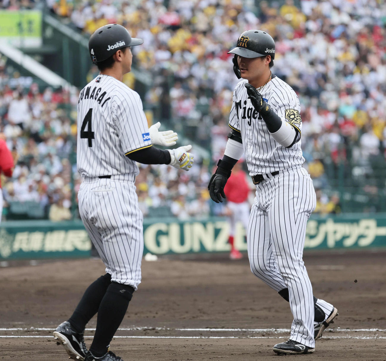 2025年5月18日、阪神対広島の6回裏阪神無死、代打前川は右前打を放ち、代走熊谷（左）と交代する（撮影・宮崎幸一）
