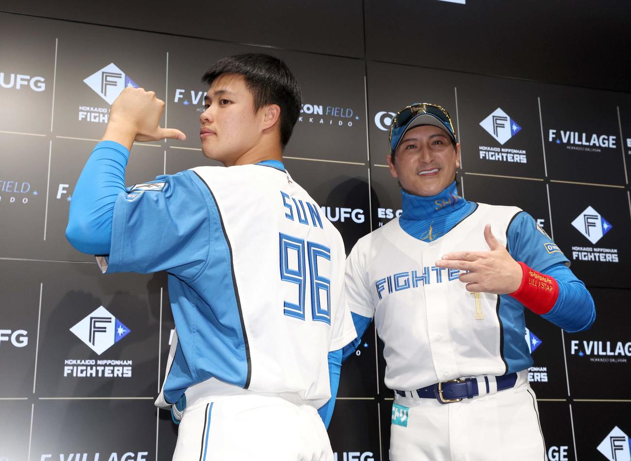 支配下登録され新庄監督から祝福される日本ハム孫易磊（撮影・黒川智章）
