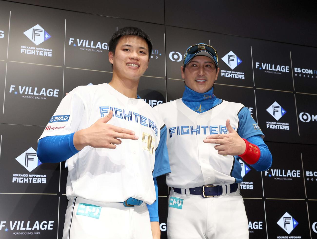 支配下登録され新庄監督から祝福される日本ハム孫易磊（撮影・黒川智章）