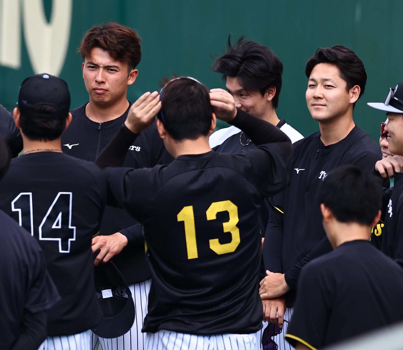 1軍に合流し円陣に加わる椎葉（左から2人目）と木下（右）（撮影・上田博志）