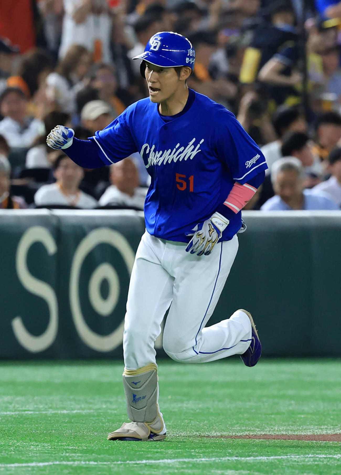16日の巨人戦で同点ソロ本塁打を放ちガッツポーズで三塁を回る中日の上林誠知