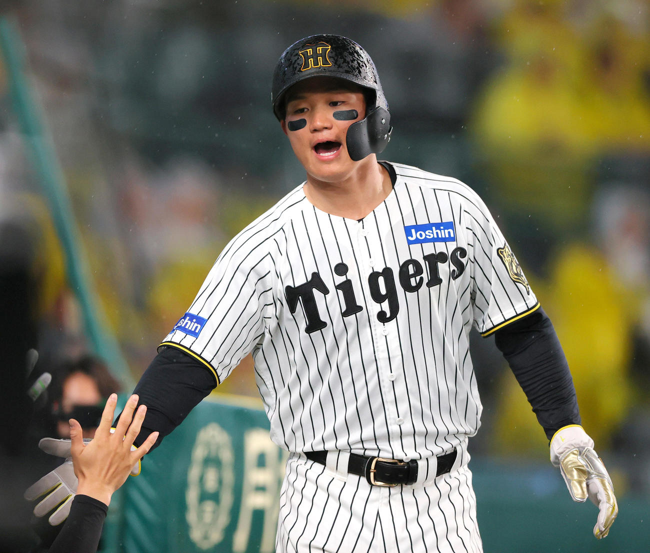 21日の巨人戦で大山の左前適時打で生還しナインとタッチをかわす森下翔太