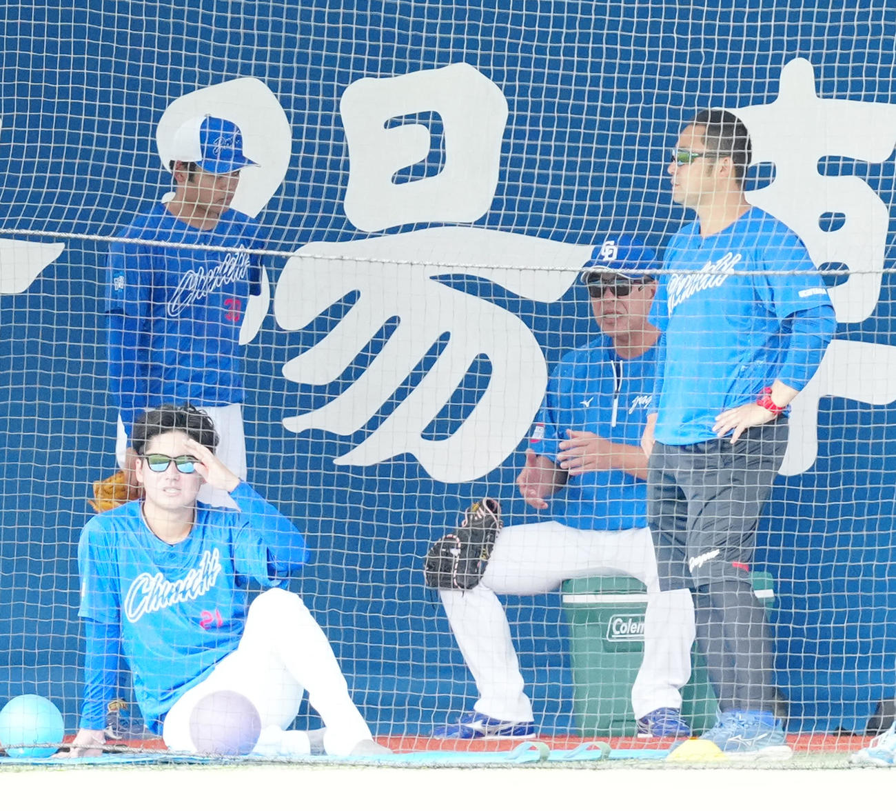 DeNA対中日　試合前練習中、中日根尾（後方左）と話す井上監督（同右）（撮影・江口和貴）